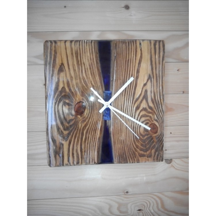 Часы из дерева и стекла
